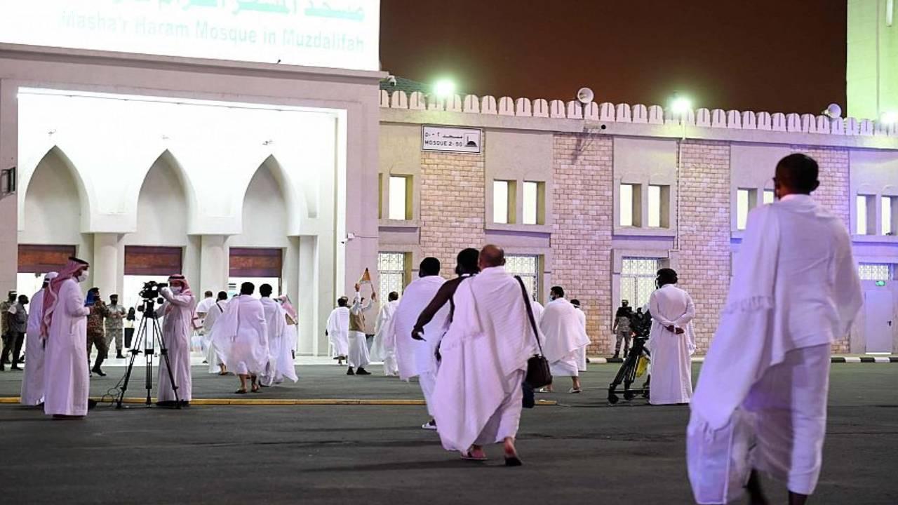 بالصور.. المملكة تنجح في تصعيد الحجاج لـ«عرفة» وتفويجهم إلى «مزدلفة».. ومنظمة الصحة تشيد
