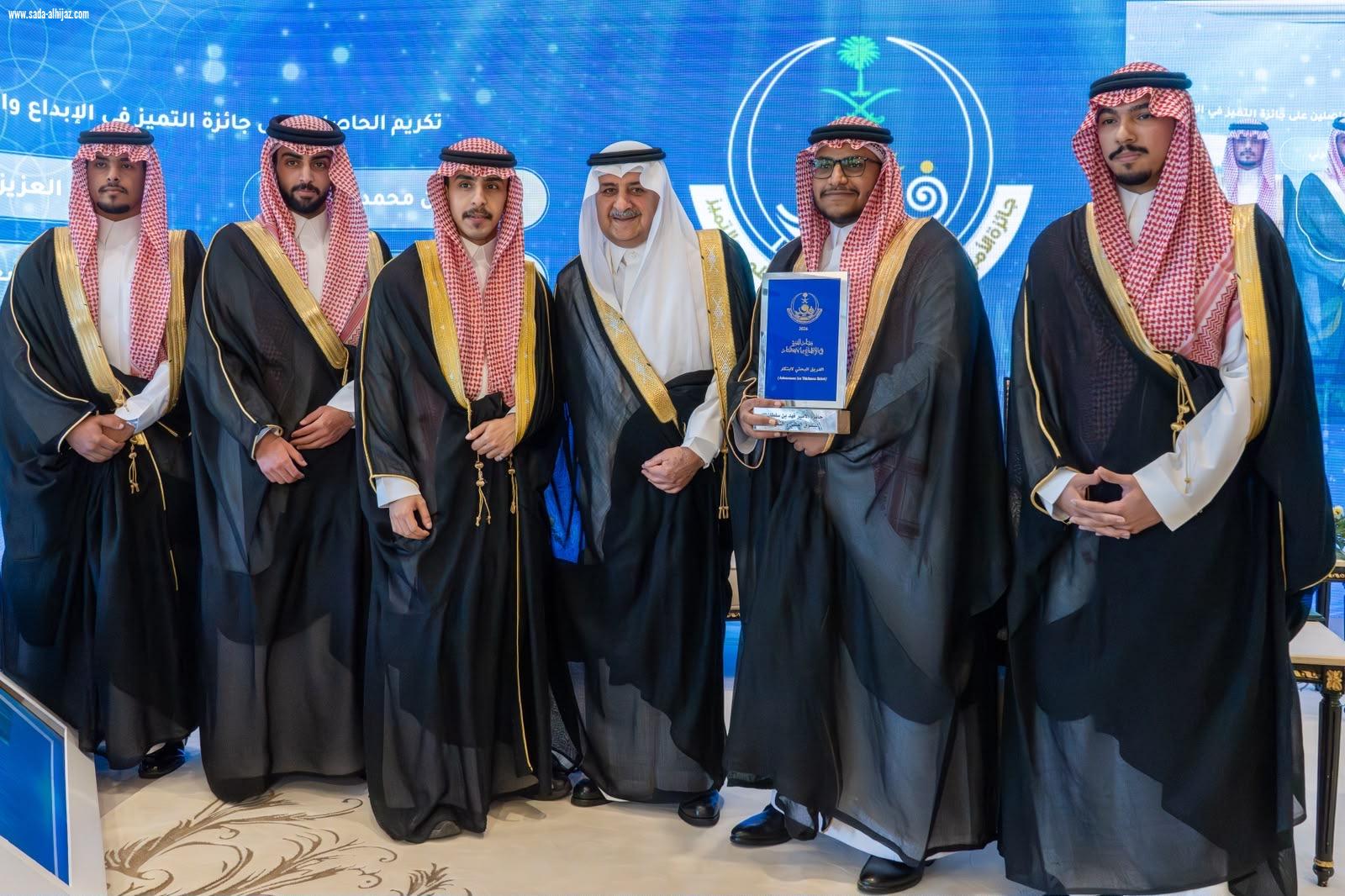 أعلن سموه عن تكفل الجائزة للفائزين بها في المجال الطبي الراغبين في إنشاء عياداتهم الخاصة بتحمل نصف تكاليف التأسيس  .. أمير تبوك يرعى حفل جائزة سموه للتفوق العلمي والتميز في عامها الـ39  