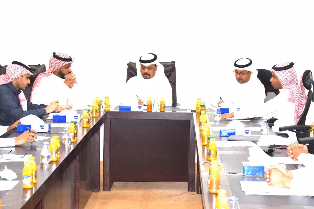 محافظ بيش يرأس إجتماع المجلس المحلي