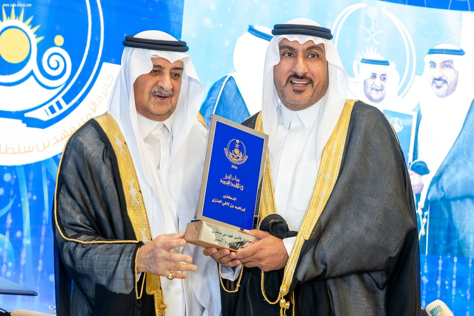 أعلن سموه عن تكفل الجائزة للفائزين بها في المجال الطبي الراغبين في إنشاء عياداتهم الخاصة بتحمل نصف تكاليف التأسيس  .. أمير تبوك يرعى حفل جائزة سموه للتفوق العلمي والتميز في عامها الـ39  