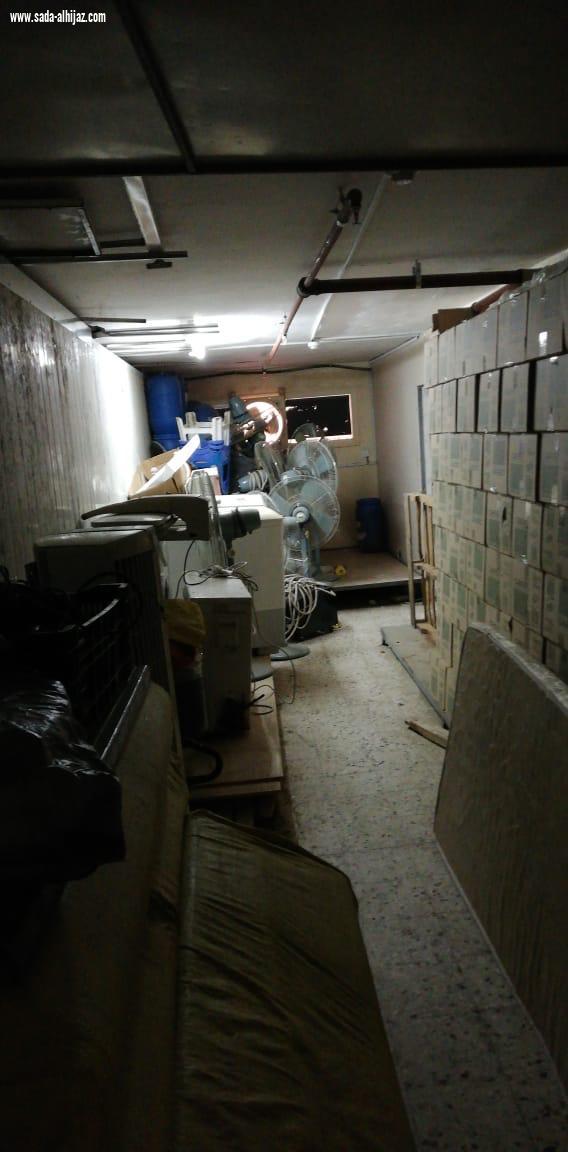 مكة: ضبط مستودع مُخالف في العزيزية (صور