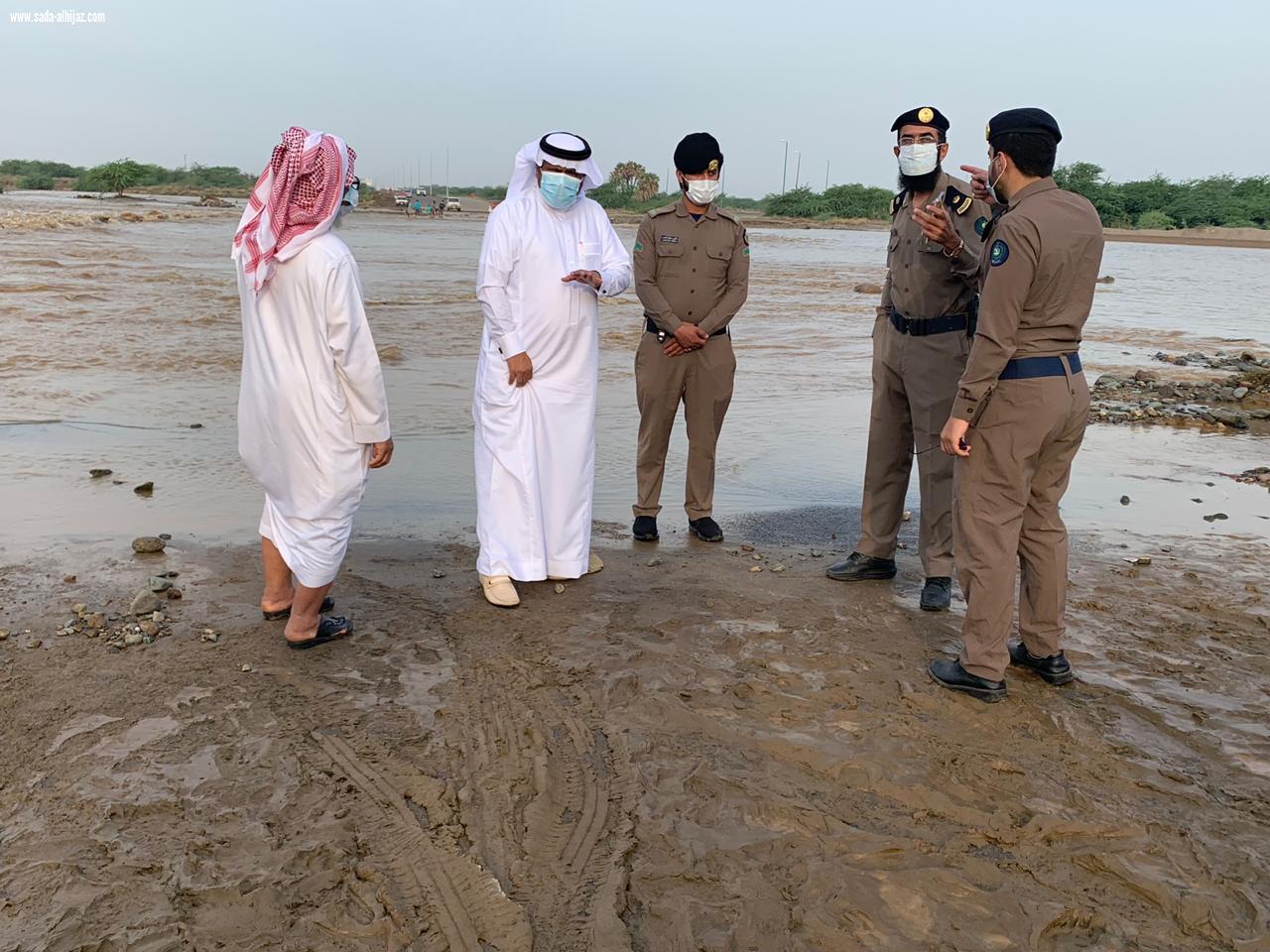 محافظ بيش أدى صلاة عيد الاضحي بجامع الفقيه وانتقال الى وادي بيش للوقوف على عملية البحث عن غريق وادي بيش