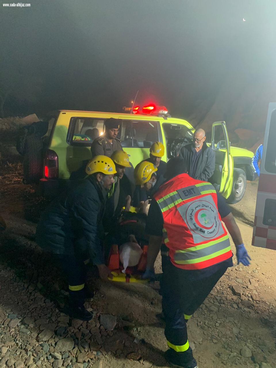 فرق الدفاع المدني تنقذ مواطن سقط من جبل ورقان بمحافظة بدر