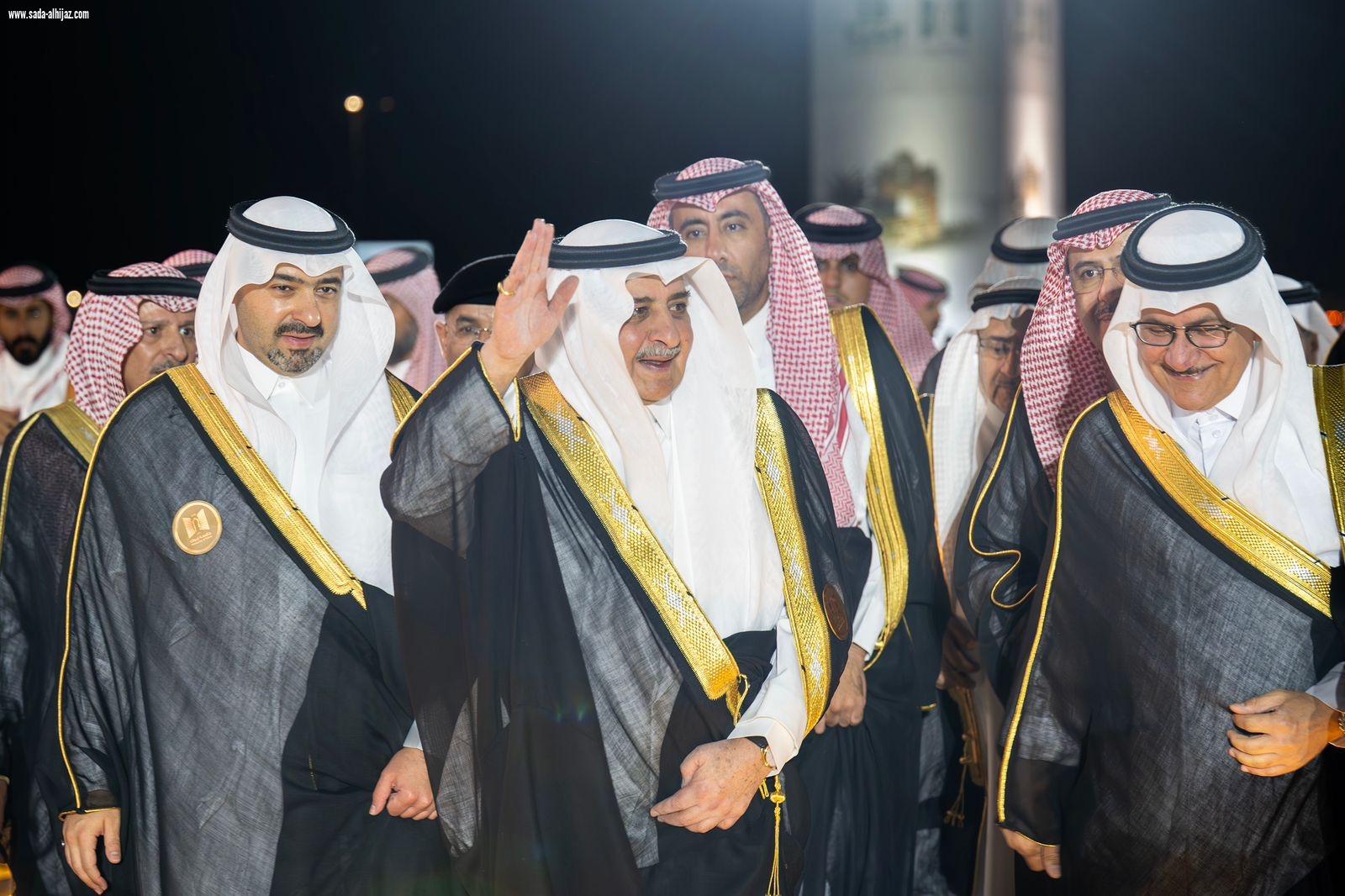 أمير منطقة تبوك يرعى حفل تخريج الدفعة الـ 19 من طلاب وطالبات جامعة تبوك  