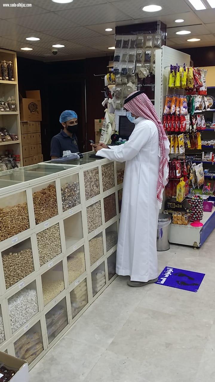 عمل رأس تنورة يضبط مخالفين لعدم تطبيق الاجراءات والبروتوكولات الاحترازية للحد من انتشار فايروس كورونا