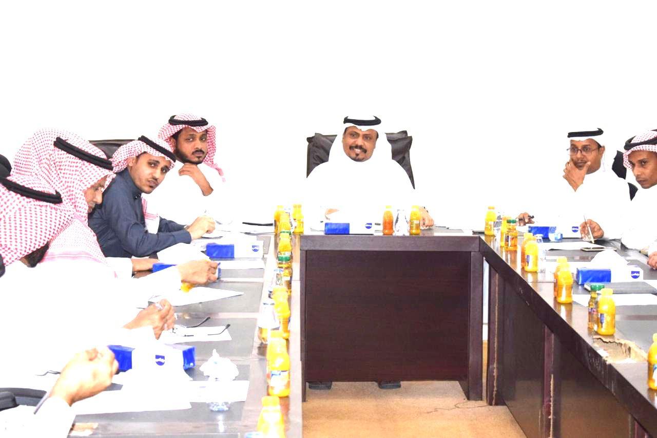 محافظ بيش يرأس إجتماع المجلس المحلي