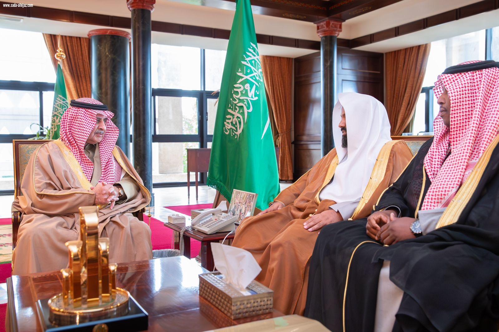 أمير تبوك يستقبل رئيس المحكمة الإدارية بالمنطقة  