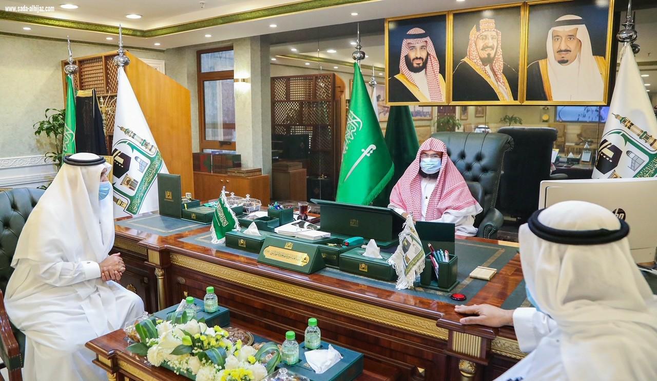 السديس يوجه بضرورة توعية المعتمرين والمصلين بالتقيد بالإجراءات الاحترازية