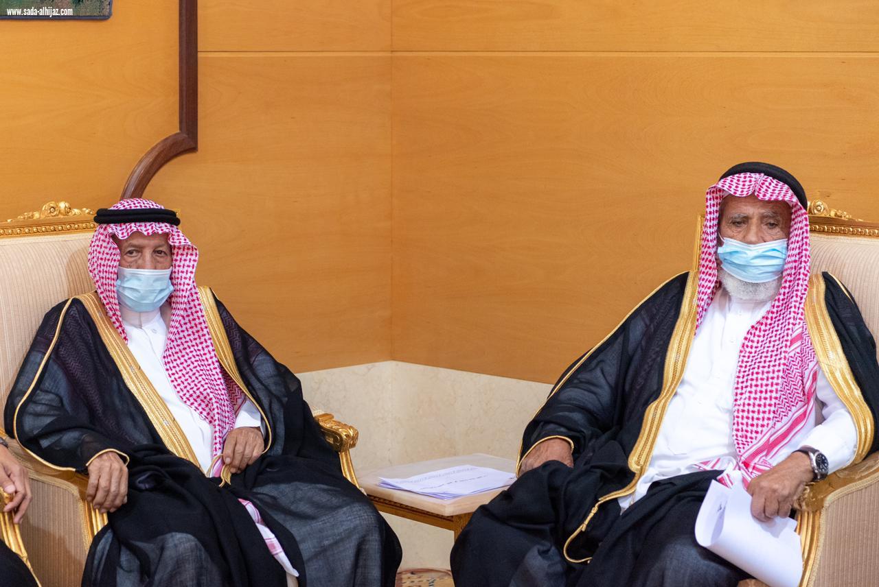 سمو أمير منطقة الباحة يجتمع مع مشائخ القبائل بحضور مدير عام لجان النظر بطلبات التملك احكام