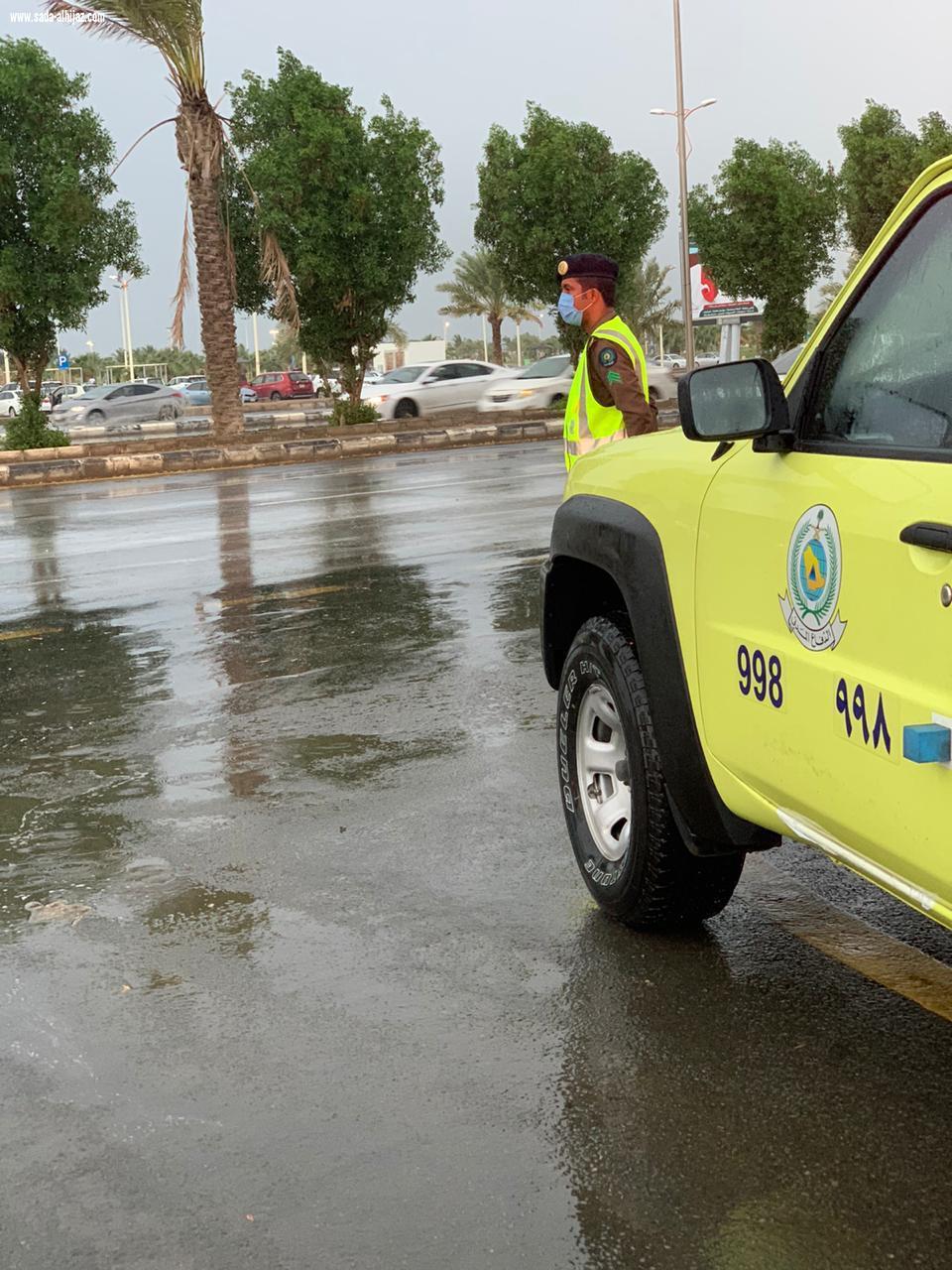 أمطار جازان : الدفاع المدني يباشر عدد من الحالات الناتجة عن الحالة المطرية بالمنطقة ويرفع درجة الاستعداد والتهيؤ.
