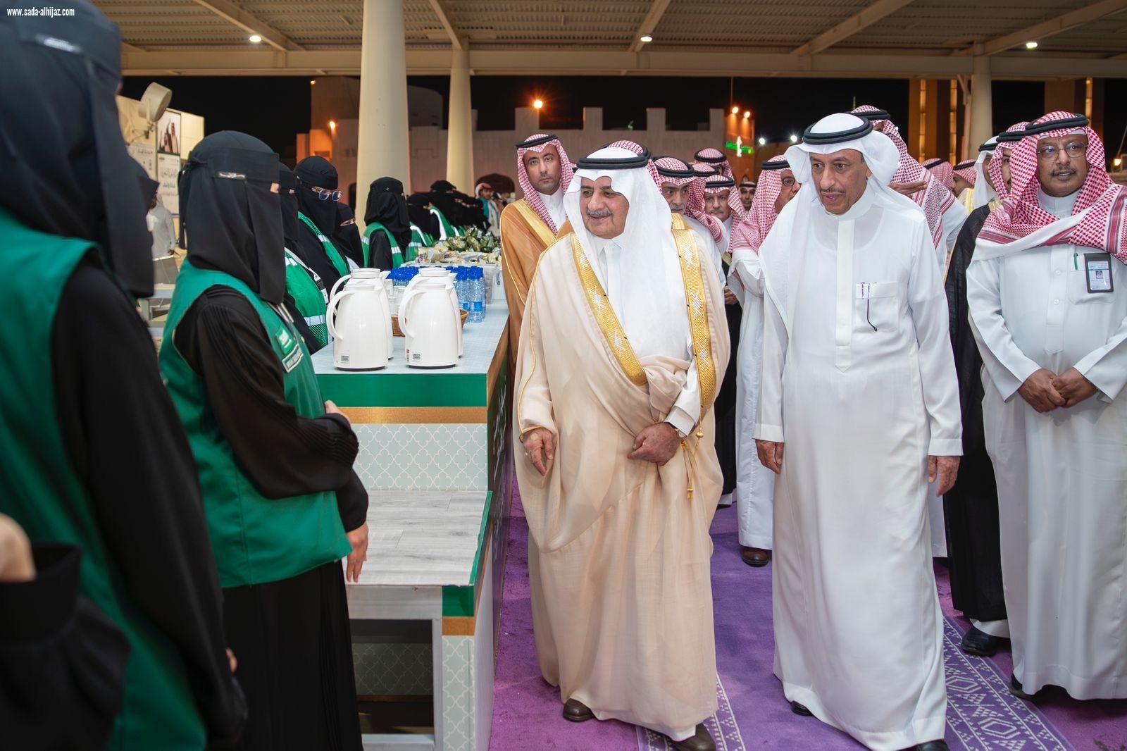 أشاد سموه بجهود العاملين بالمنفذ .. أمير تبوك يقف ميدانياً على الخدمات المقدمة لضيوف الرحمن في مدينة الحجاج بمنفذ حالة عمار    