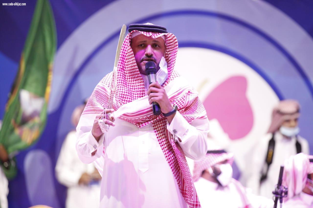 الشاعر الدكتورد/ عبدالواحد الزهراني يهتف بقصيدة وطنية بـ فعاليات وسام البادي