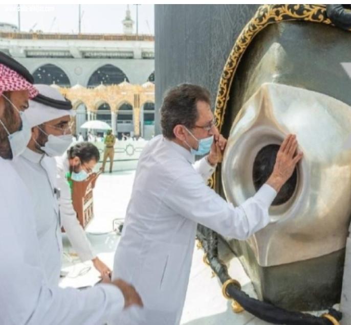 الحرمين تكمل الصيانة الدورية للحجر الأسود