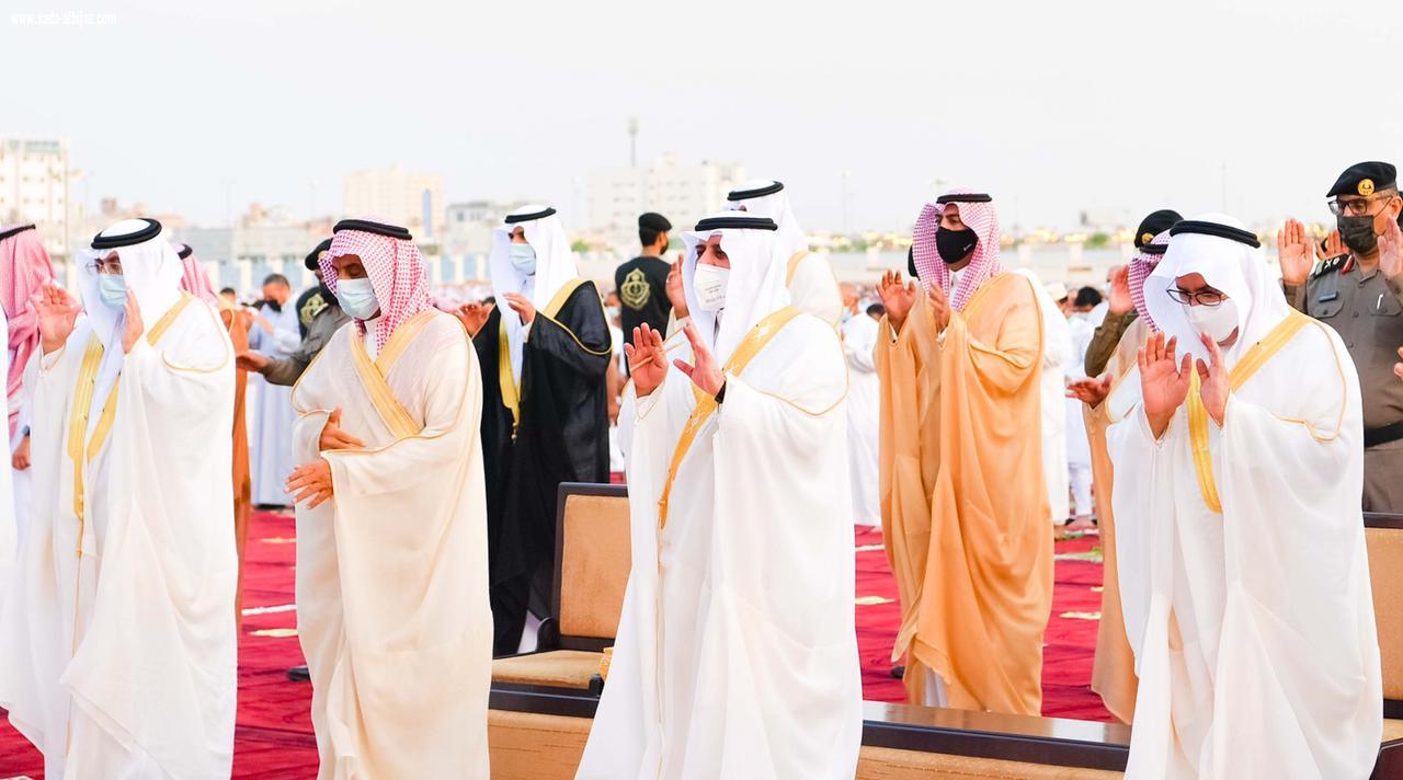 أمير منطقة تبوك يتقدم جموع المصلين لأداء صلاة عيد الأضحى 