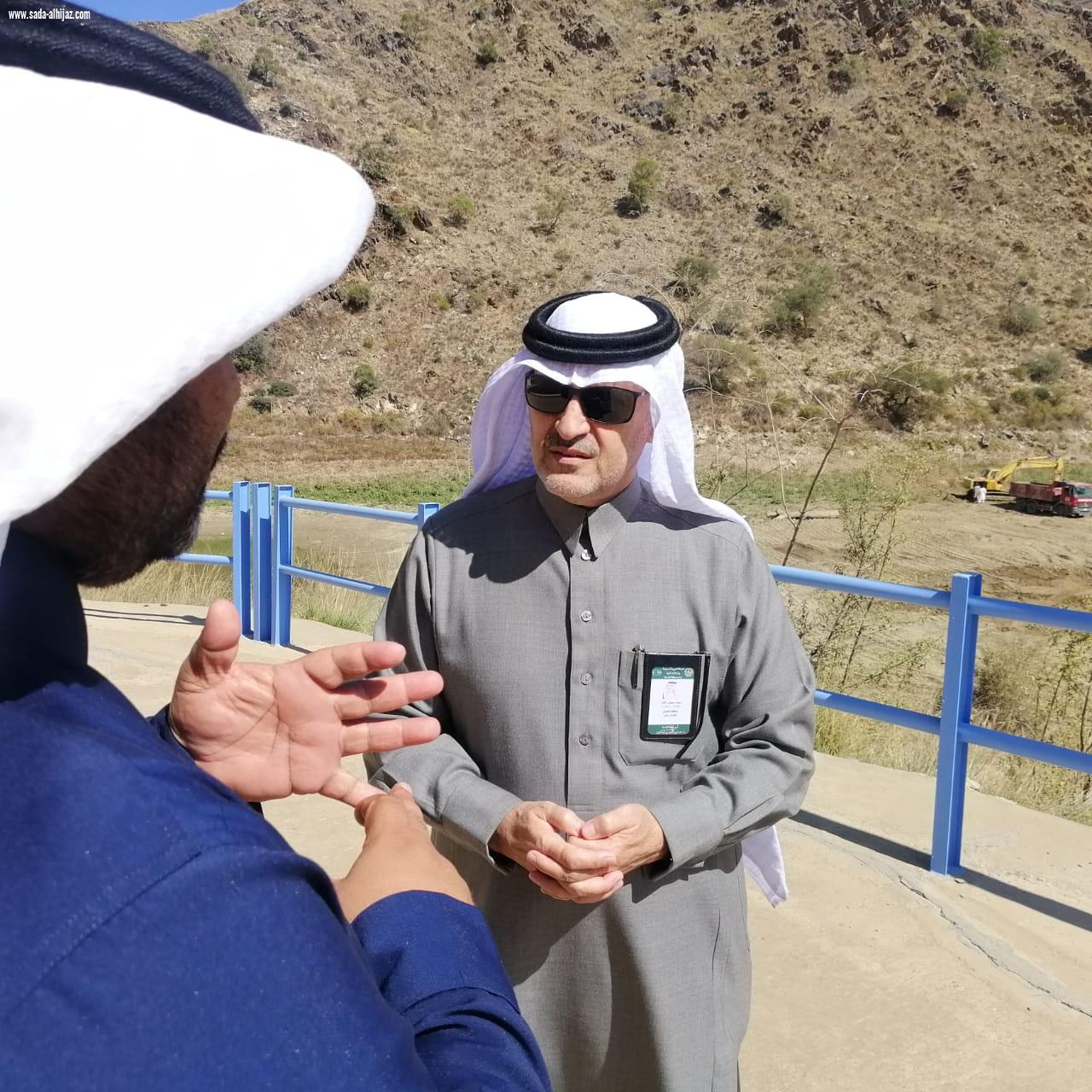 محافظ المندق يتفقد سد مدهاس