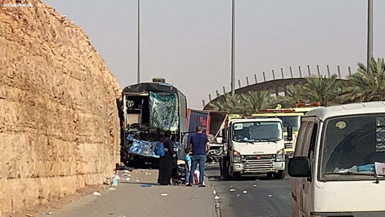 الهلال الأحمر يباشر حادث تصادم لحافلة يخلف  12 اصابة بالرياض