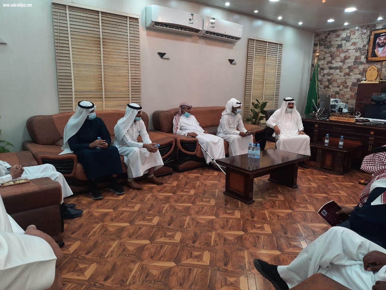 أدباء وشعراء بيش يزورون محافظ ورئيس بلدية محافظة بيش ويقدمون شكرهم لهما على الإنجازات التنموية 