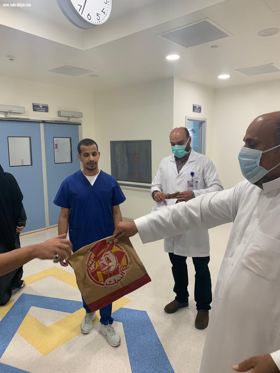 جمعية اليقظة النسائية الخيرية تقدم 100 وجبة سحور لمناوبين الصحة