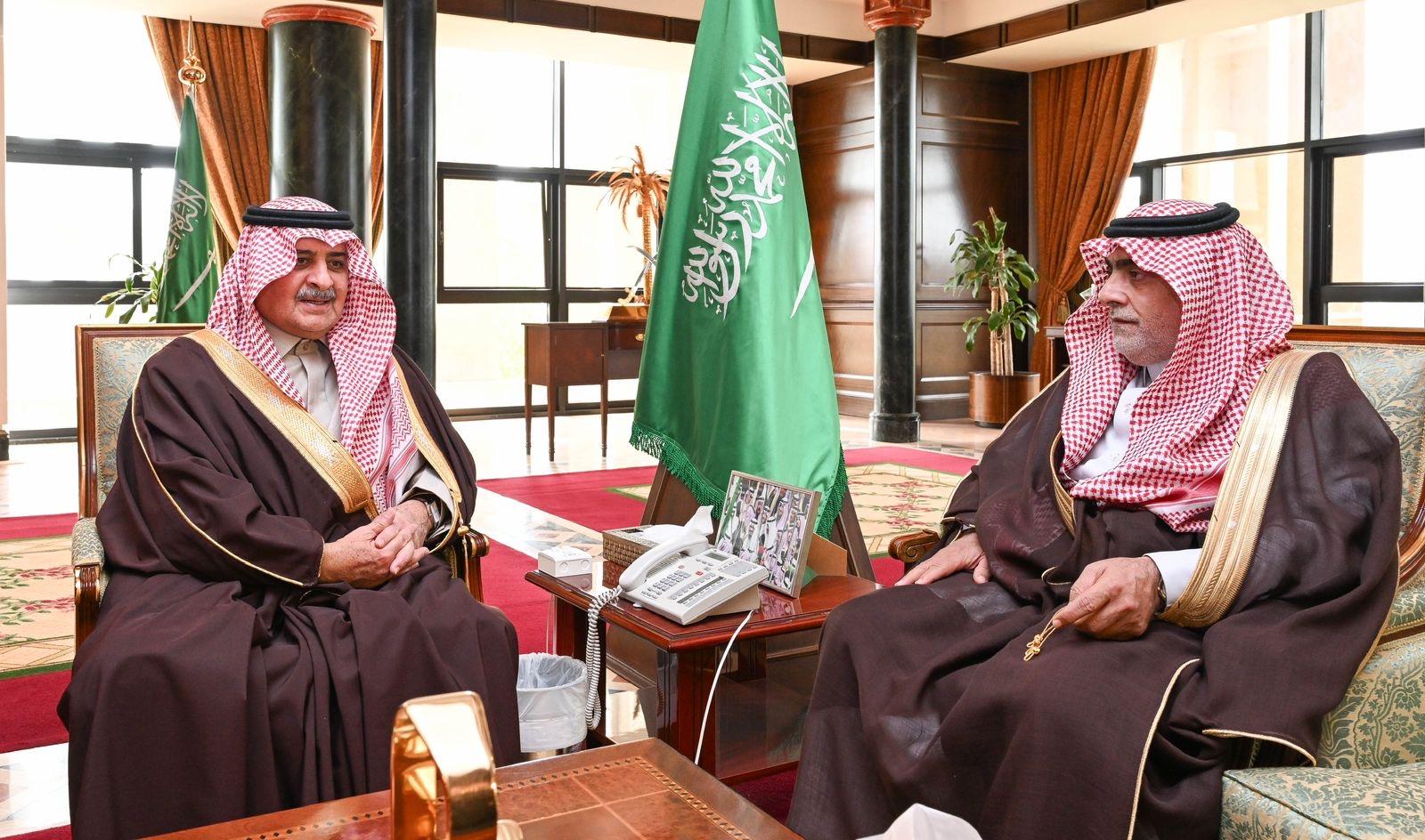 أمير تبوك يطلع على تقرير عن سير العملية التعليمية بالمنطقة 