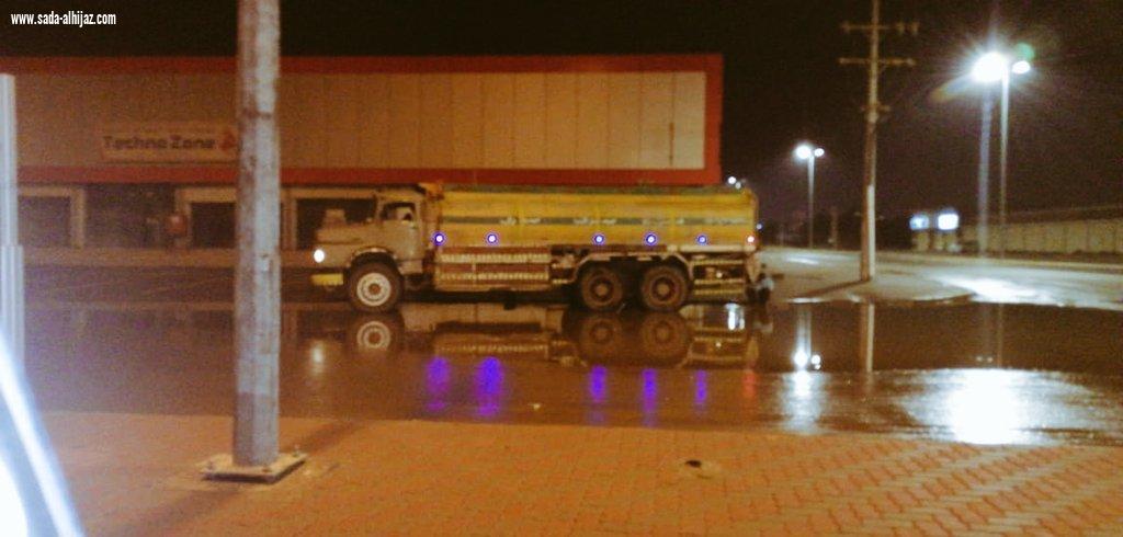 بلدية بيش تباشر تجمعات مياه الأمطار