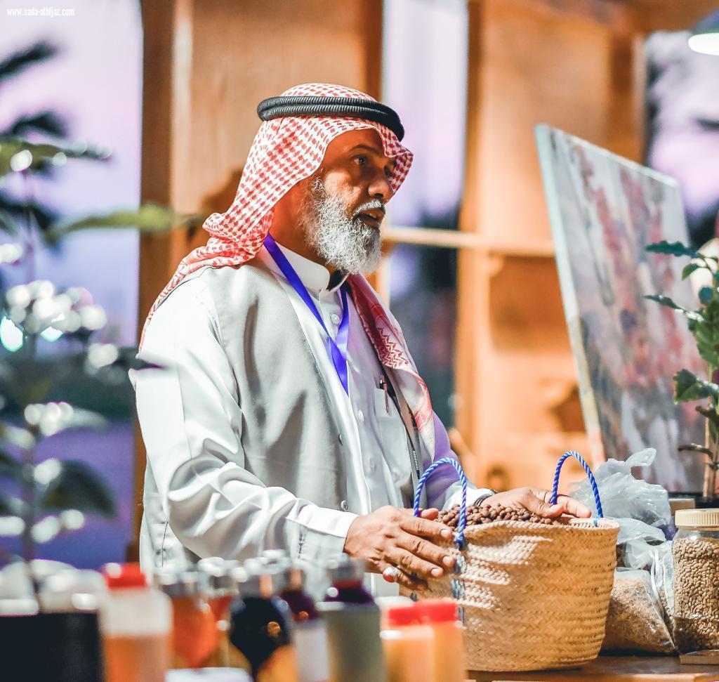 فعاليات البن تجمع المزارعين ورواد الأعمال على طرفي الشارع الثقافي بجازان