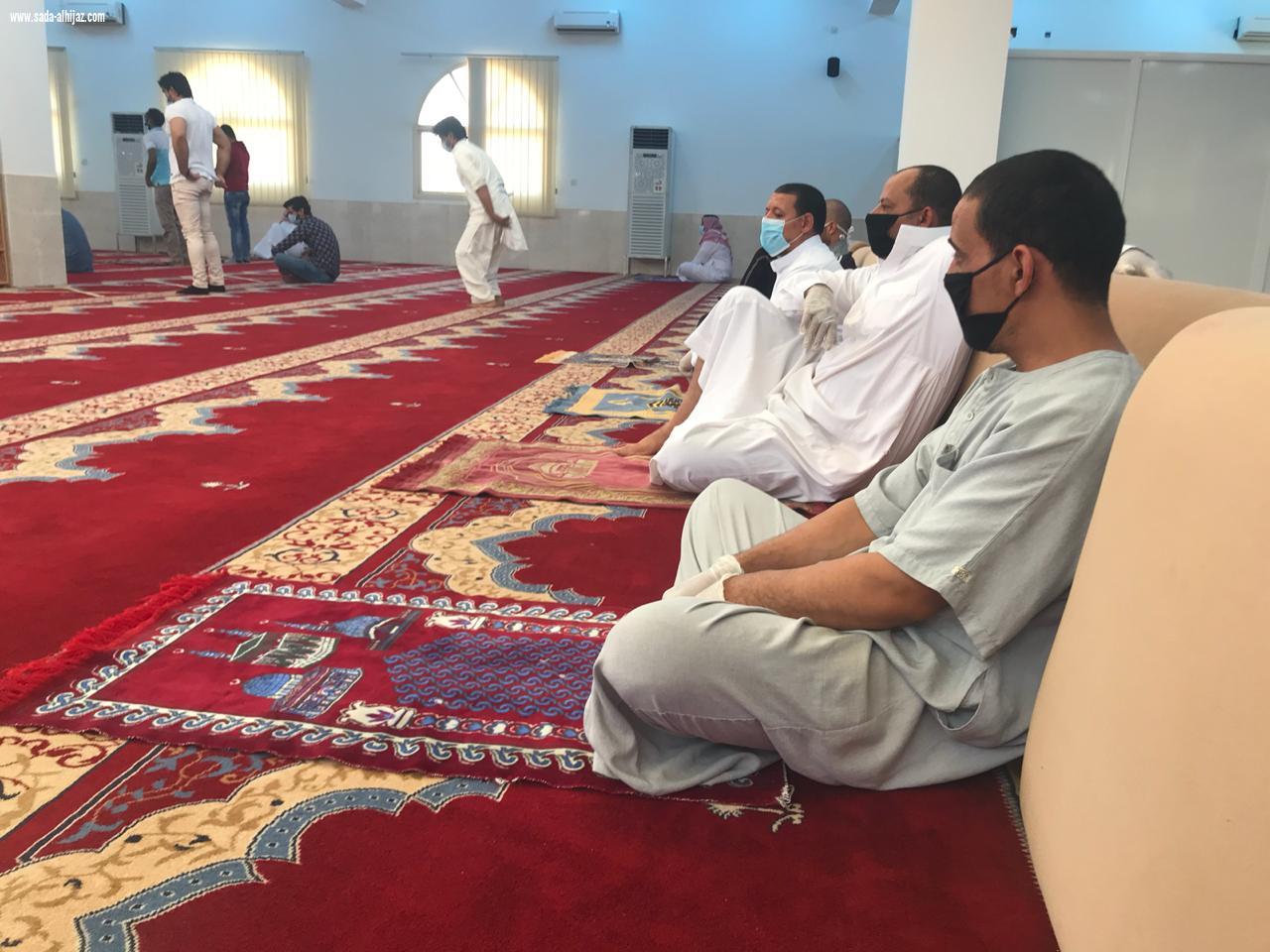 جوامع ومساجد محافظة تيماء تستقبل المصلين لصلاة الجمعة وسط منظومة من الإجراءات الوقائية والاحترازية 