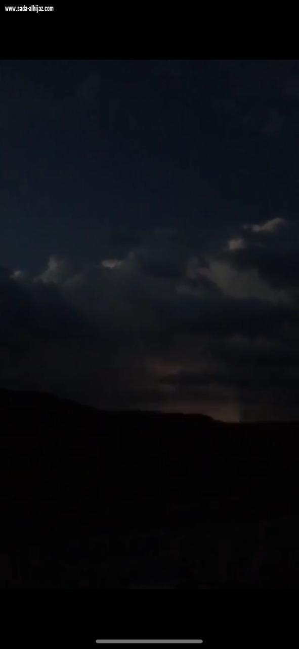 أمطار على مركز قيا بجنوب الطائف مصحوبة بالبرد