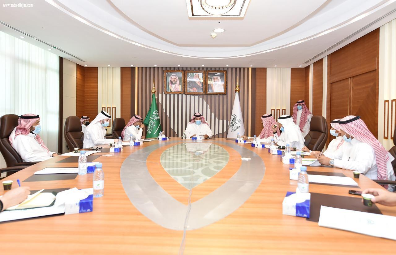 وكيل إمارة جازان يجتمع بوفد إمارة المدينة المنورة للاطلاع على نظام الطاقة الشمسية البديلة بالإمارة،