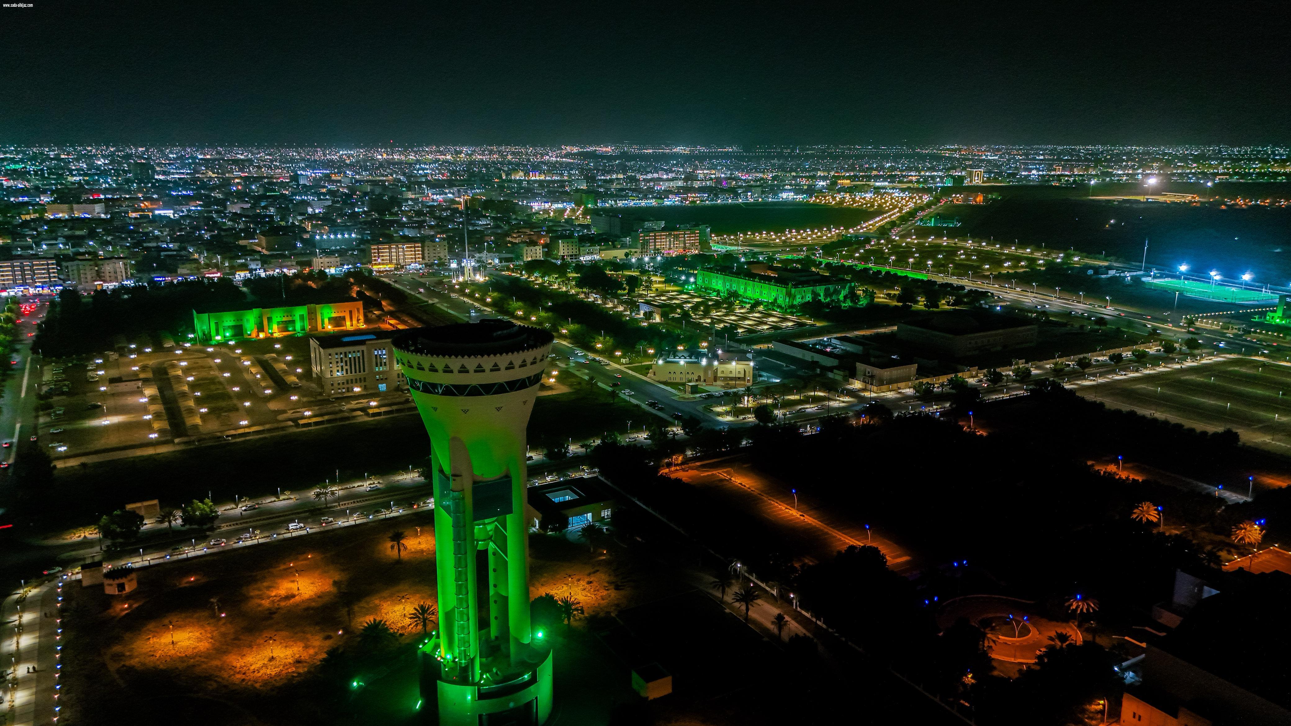 تبوك ومحافظاتها تتوشح اللون الأخضر بالإنارة الخضراء و7000 آلاف علم احتفاء بيوم العلم السعودي