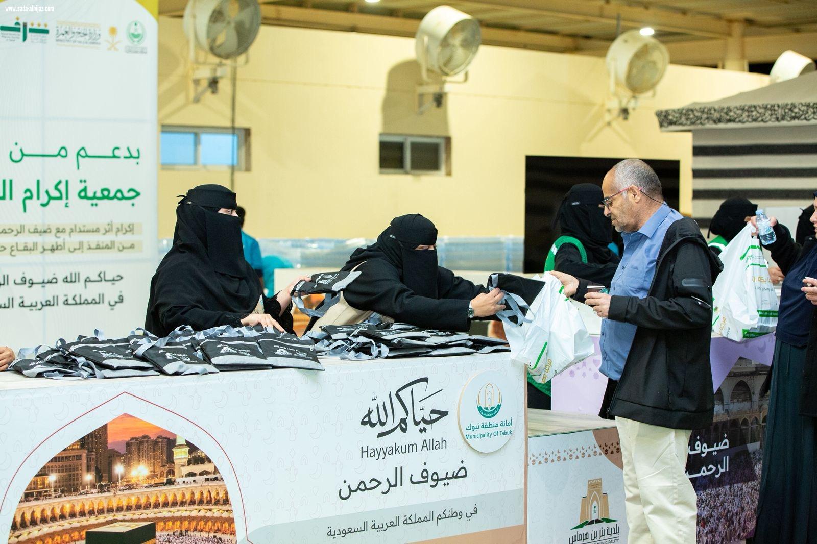 أمانة تبوك تُكثّف استعداداتها لحج 1447هـ بـ 1084 جولة رقابية و17 ألف هدية للحجاج