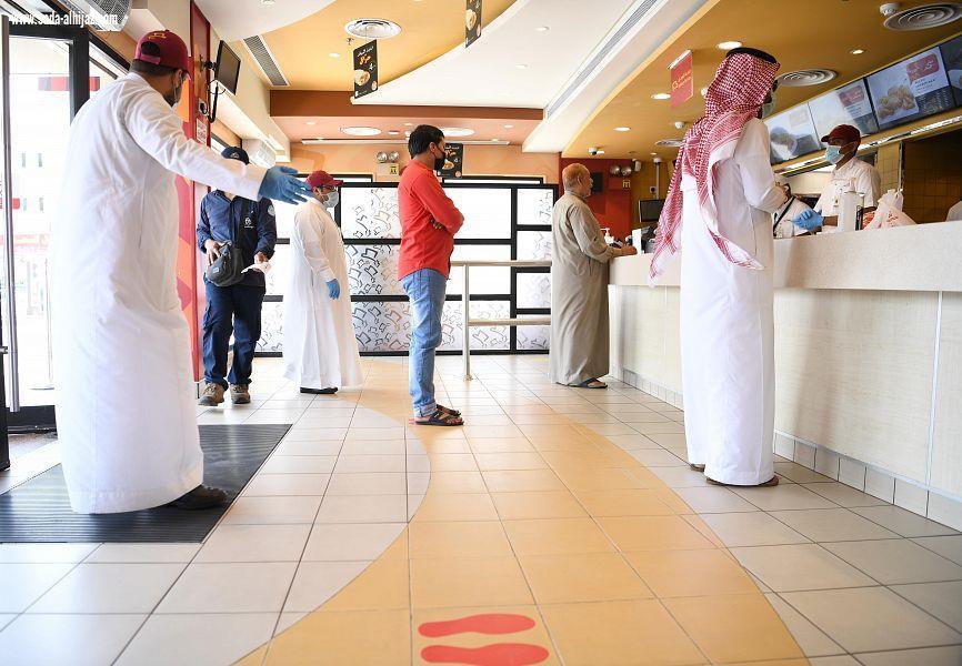 النيابة العامة يُحظر أي تجمع للمتسوقين أو العاملين بما يتجاوز الأعداد المسموح بها