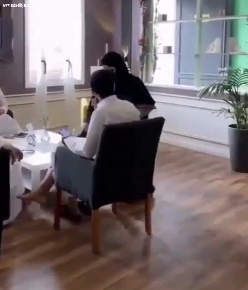 الطائف.. معاقبة مقهى شغّل سيدات في خدمة الطاولات