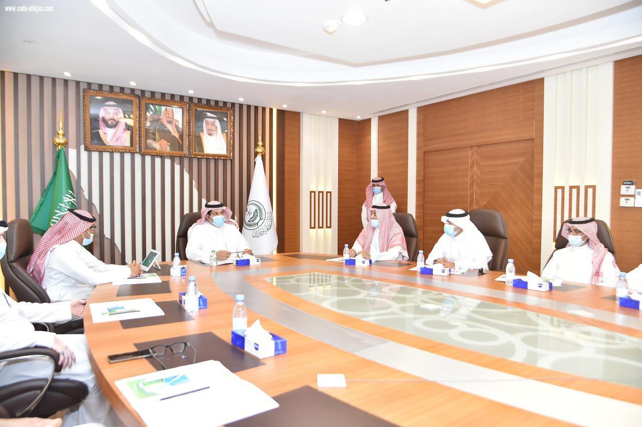 وكيل إمارة جازان يجتمع بوفد إمارة المدينة المنورة للاطلاع على نظام الطاقة الشمسية البديلة بالإمارة،