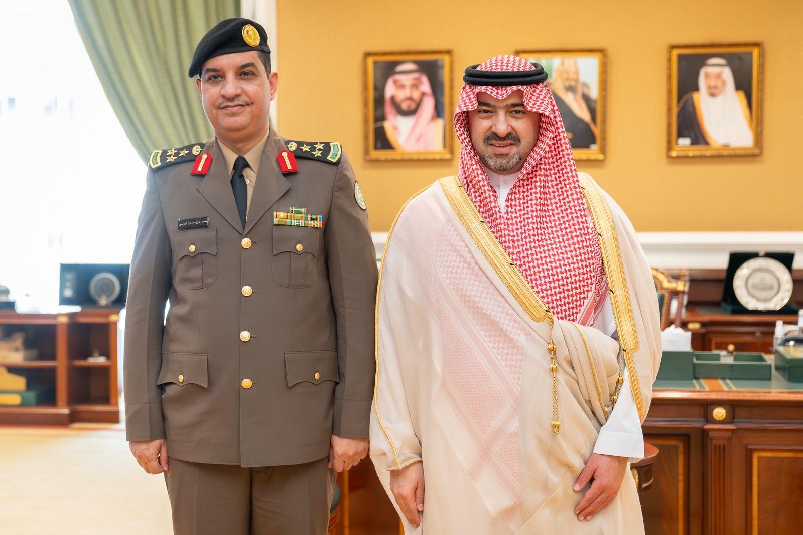 نائب أمير تبوك يكرم عددًا من منسوبي