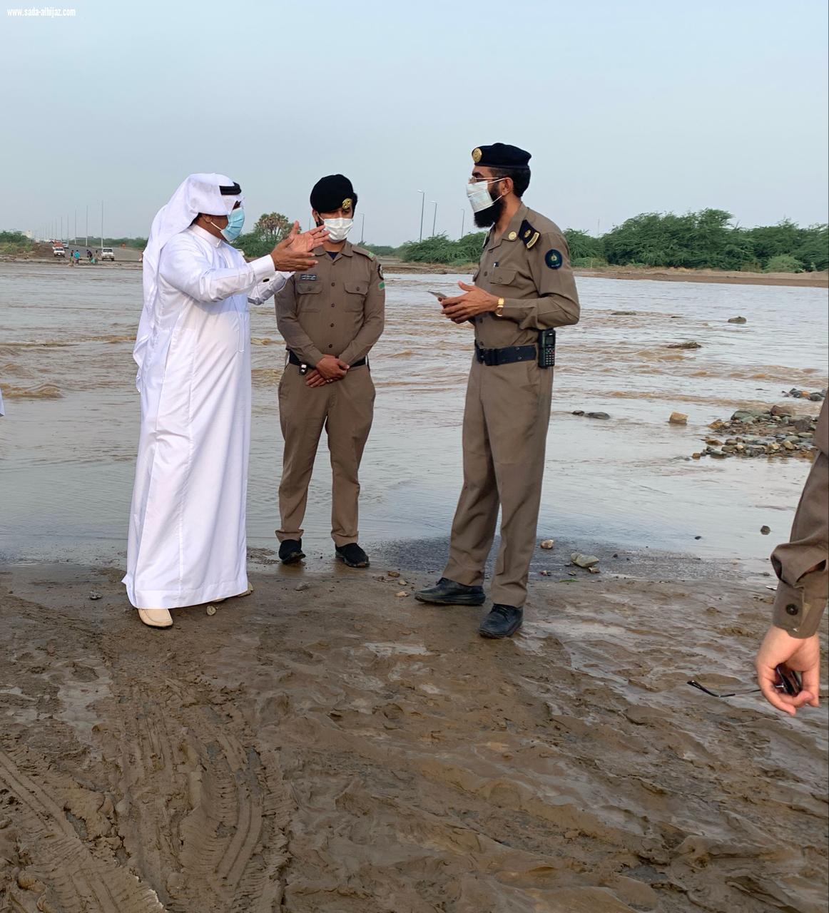 محافظ بيش أدى صلاة عيد الاضحي بجامع الفقيه وانتقال الى وادي بيش للوقوف على عملية البحث عن غريق وادي بيش