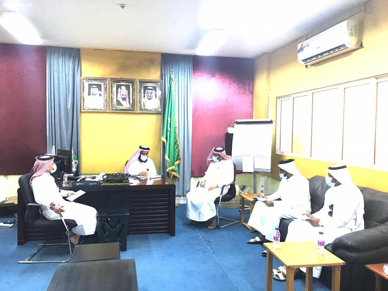 مدير مكتب تعليم بيش يرأس اجتماع لجنة الاستعداد للاحتفاء باليوم الوطني الـ90