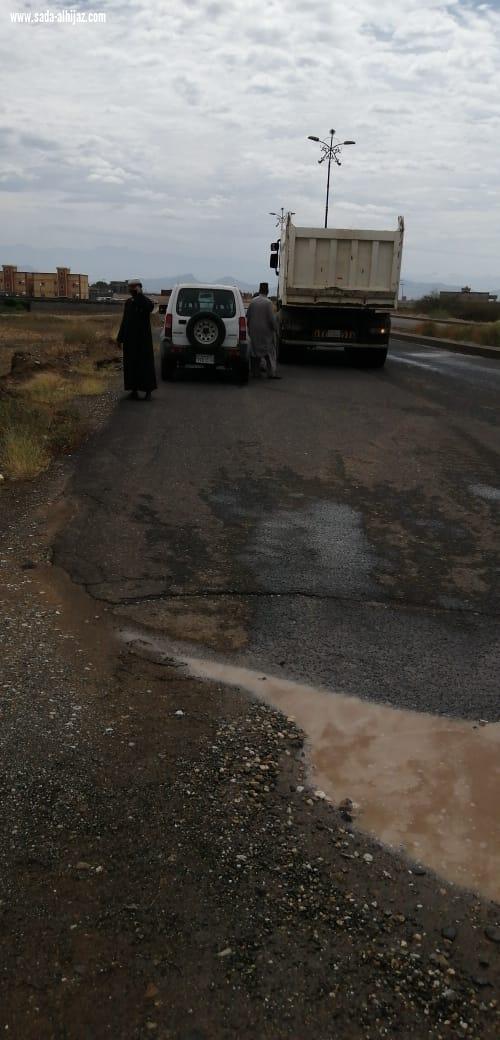 بلدية صامطة تقوم بإصلاح الحفريات نتيجة هطول الامطار