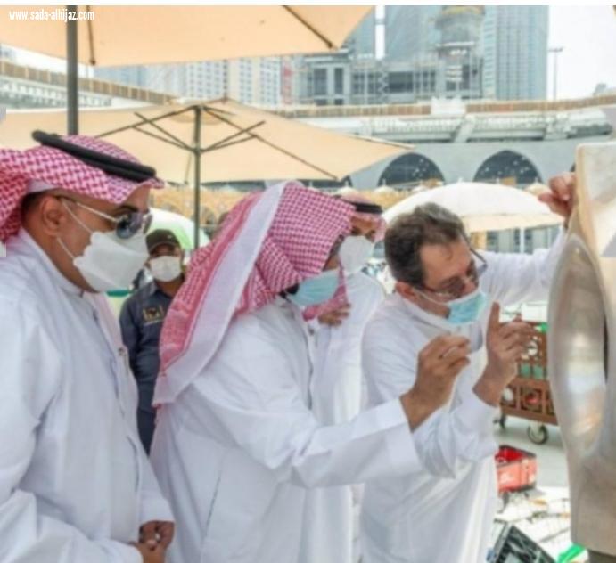 الحرمين تكمل الصيانة الدورية للحجر الأسود
