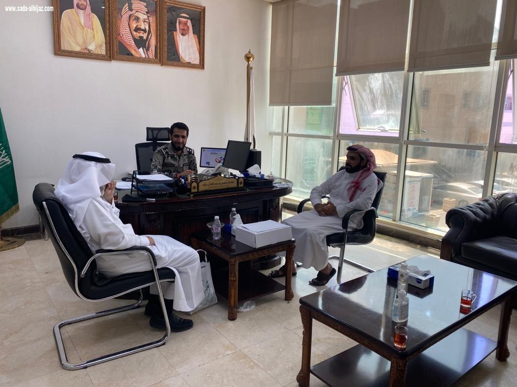 تسلم درع تراحم ووسام التميز لسعادة مدير سجن الباحة المقدم سهيل عبدالله نائب رئيس لجنة رعاية السجناء بمنطقة الباحة الأستاذ فهد غرسان