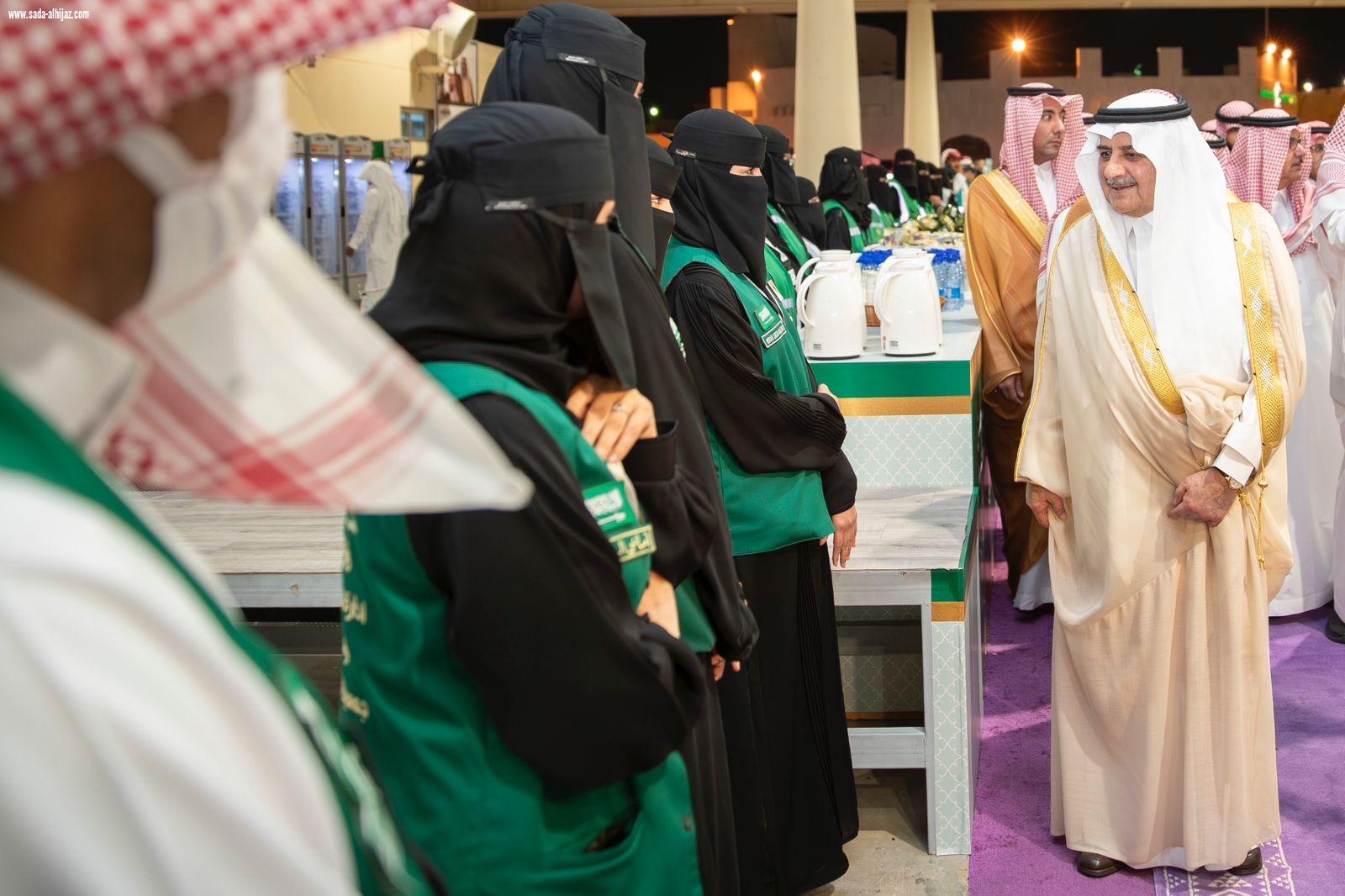 أشاد سموه بجهود العاملين بالمنفذ .. أمير تبوك يقف ميدانياً على الخدمات المقدمة لضيوف الرحمن في مدينة الحجاج بمنفذ حالة عمار