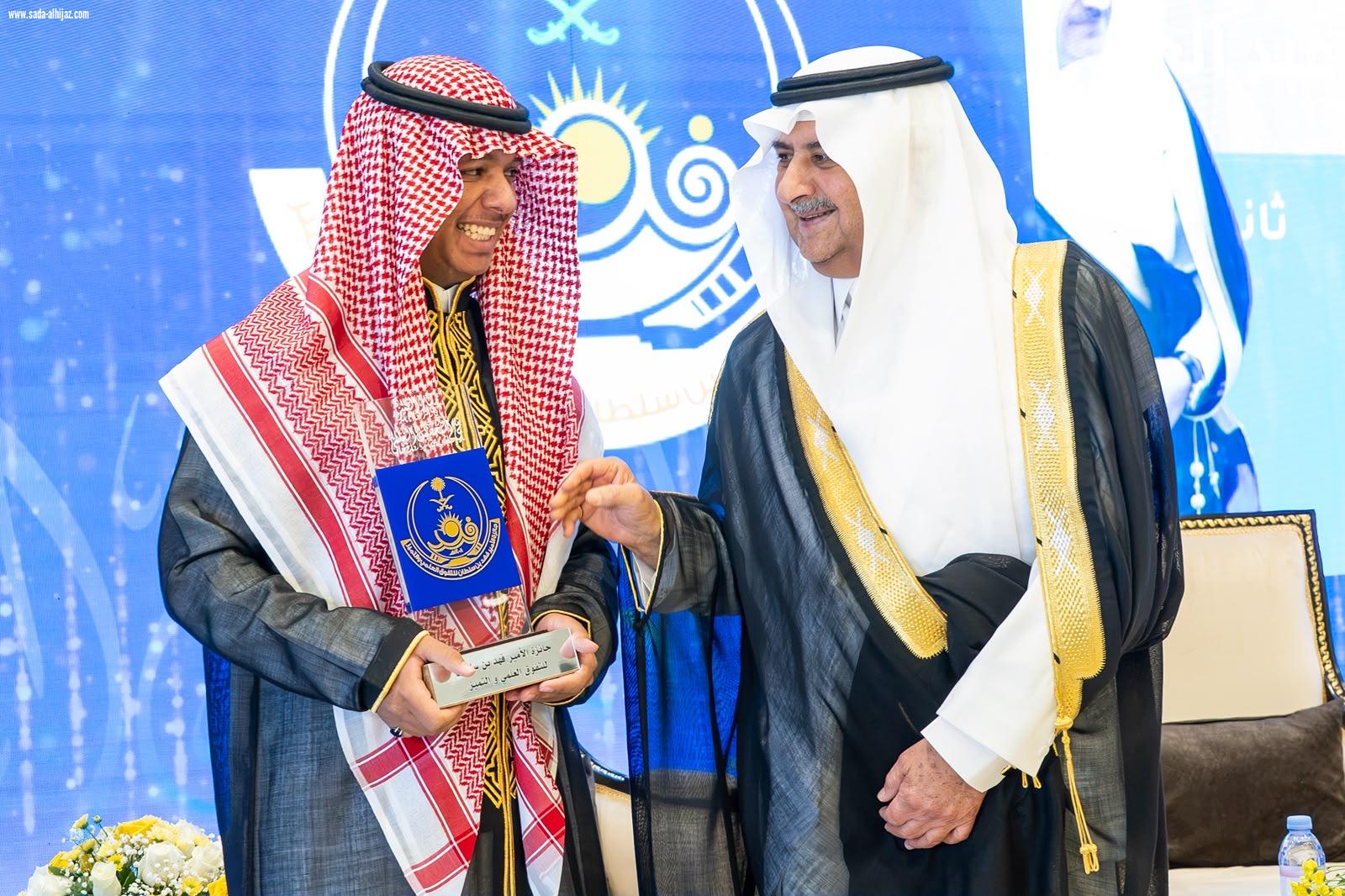 أعلن سموه عن تكفل الجائزة للفائزين بها في المجال الطبي الراغبين في إنشاء عياداتهم الخاصة بتحمل نصف تكاليف التأسيس  .. أمير تبوك يرعى حفل جائزة سموه للتفوق العلمي والتميز في عامها الـ39  