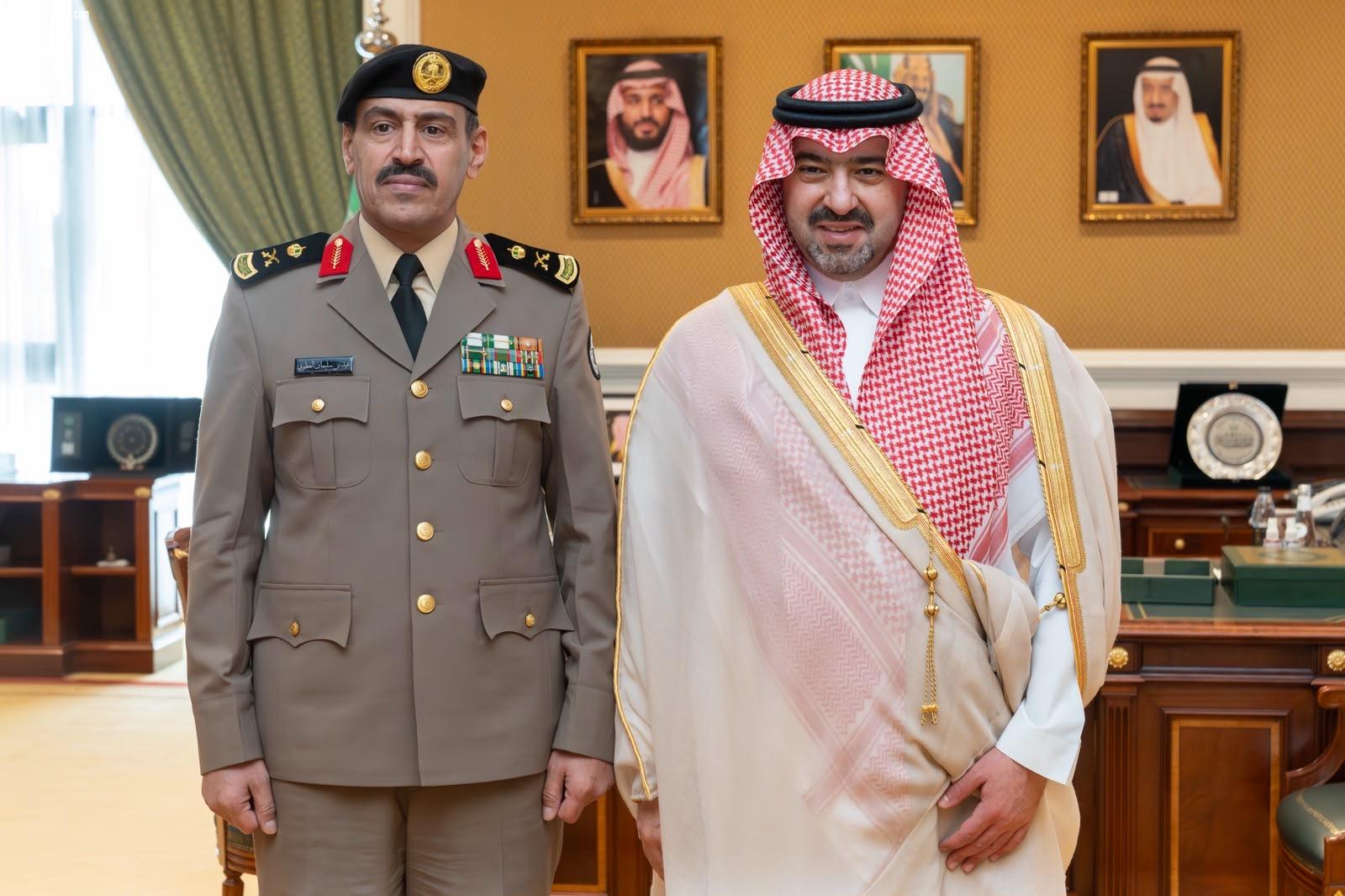نائب أمير منطقة تبوك يستقبل مدير شرطة المنطقة ويقلد نائب مدير الشرطة ومدير المرور بالمنطقة رتبهم الجديدة