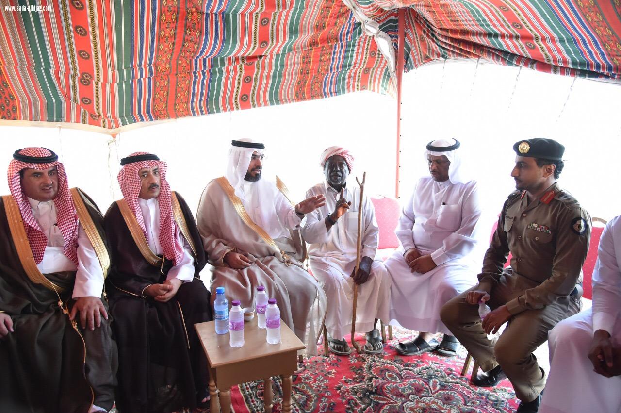 وكيل أمارة جازان المكلف يعزي والد الشهيد وكيل رقيب حسن العبسي بمنزلهم في قرية الحمى