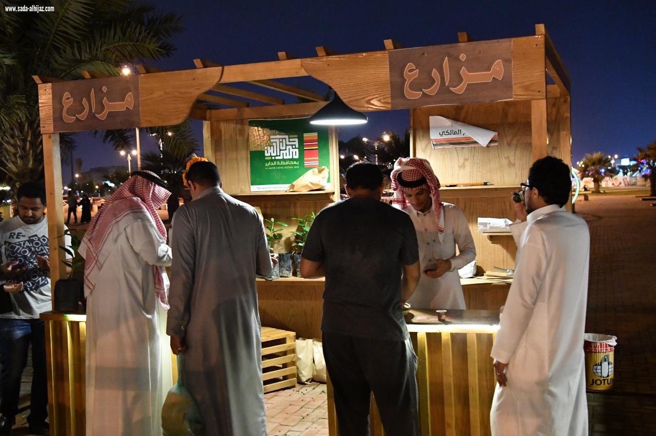 فعاليات البن تجمع المزارعين ورواد الأعمال على طرفي الشارع الثقافي بجازان