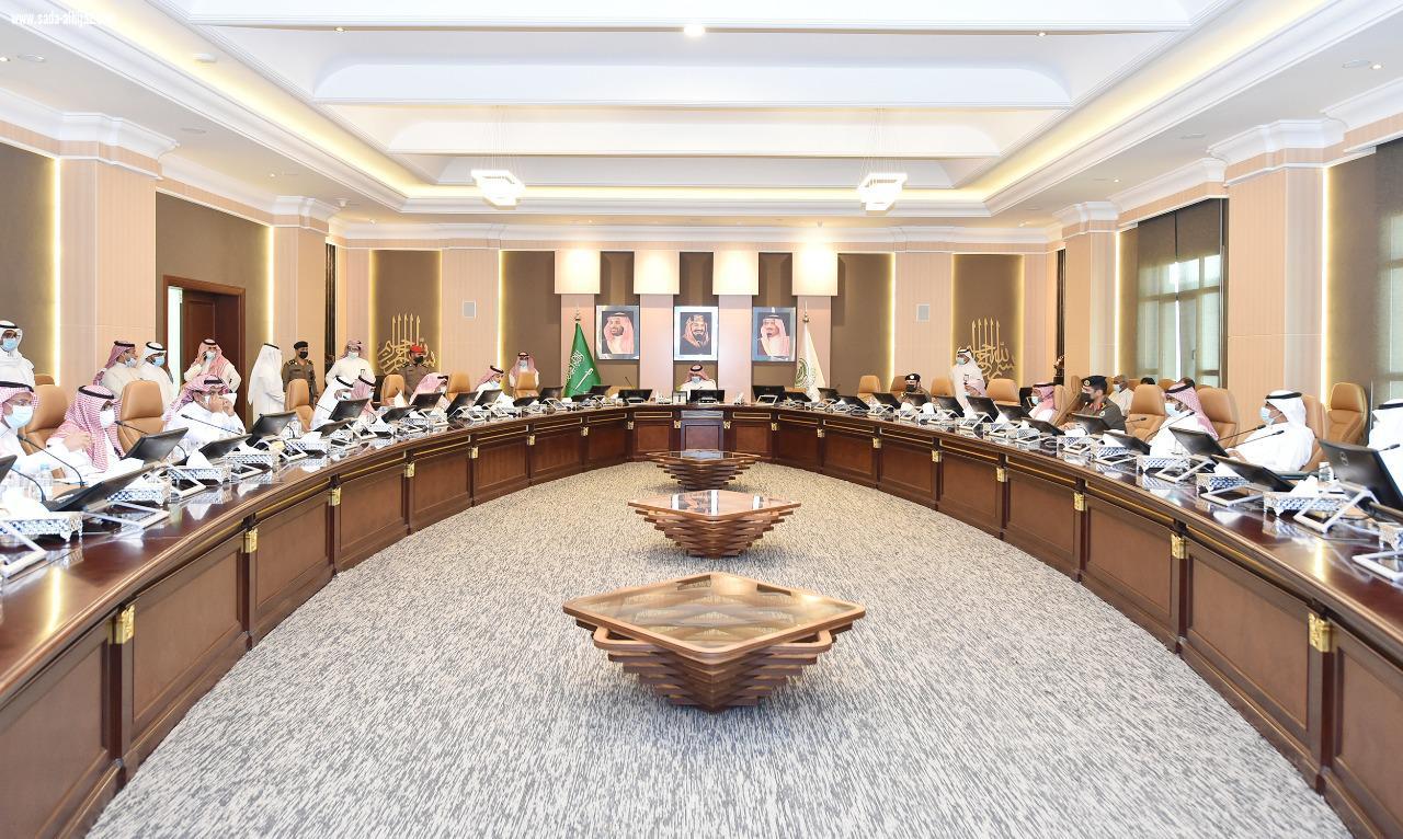 وكيل إمارة منطقة جازان يرأس اجتماع تحديث وبناء مؤشرات الاداء للجهات الحكومية بالمنطقة 