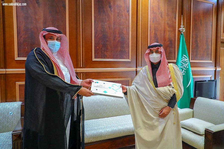 نائب أمير منطقة حائل يتسلم تقريراً عن الجهود التعليمية بالمنطقة