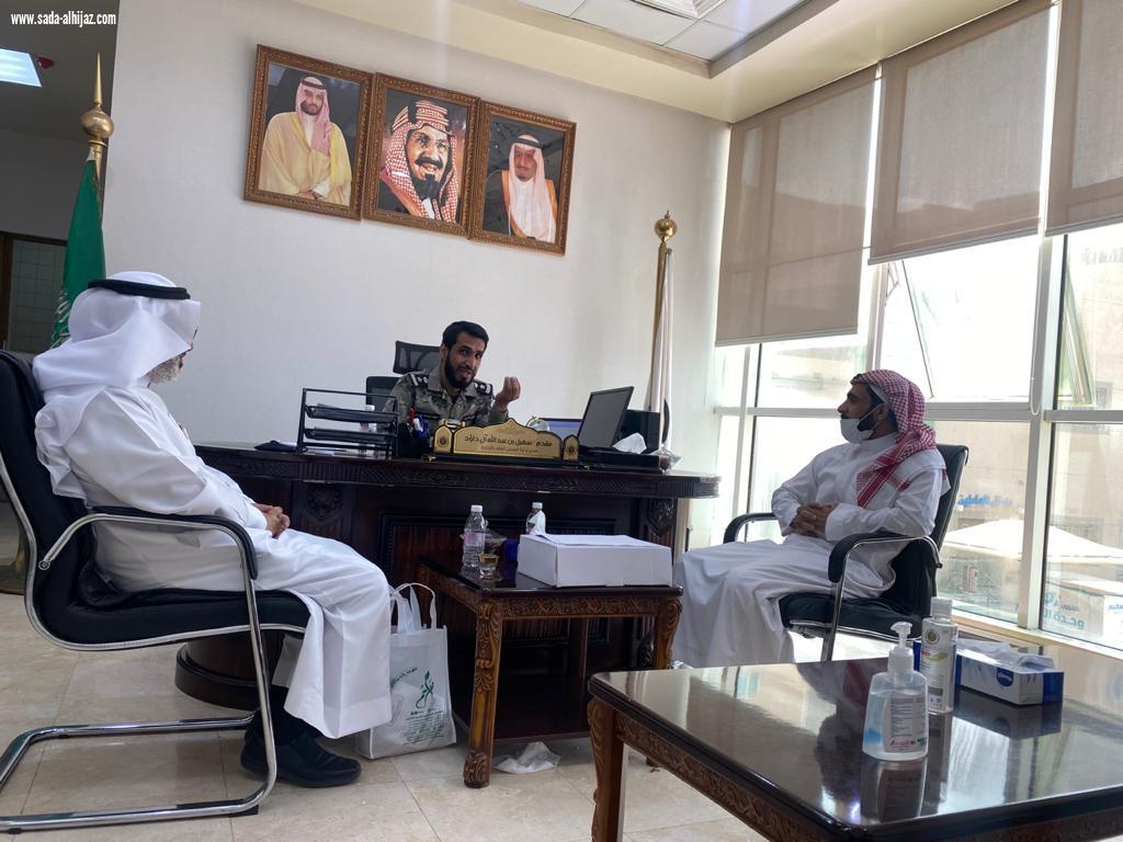 تسلم درع تراحم ووسام التميز لسعادة مدير سجن الباحة المقدم سهيل عبدالله نائب رئيس لجنة رعاية السجناء بمنطقة الباحة الأستاذ فهد غرسان