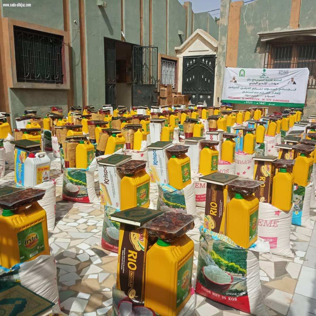 بحضور النائب الأول لحاكم الأقليم الملحقة الدينية في السنغال توزع 1000 سلة غذائية في أقاليم لوغا