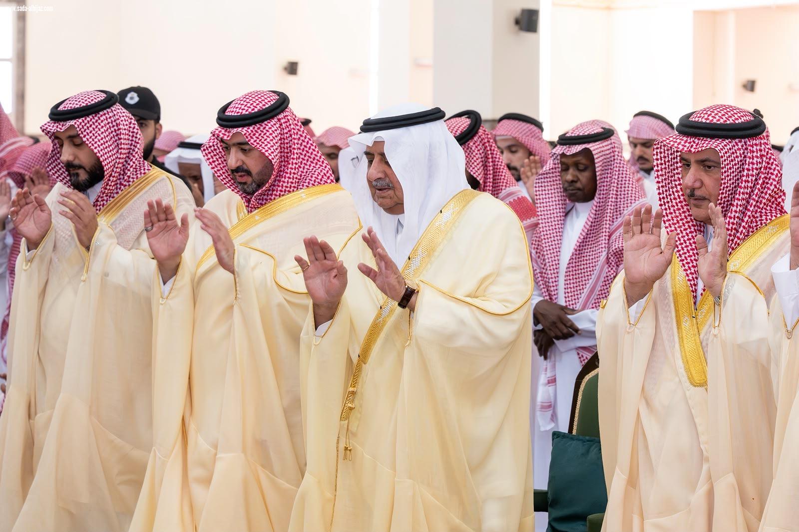 أمير منطقة تبوك ونائبه يؤديان صلاة الميت على الشيخ جزاع بن كريم العطيات