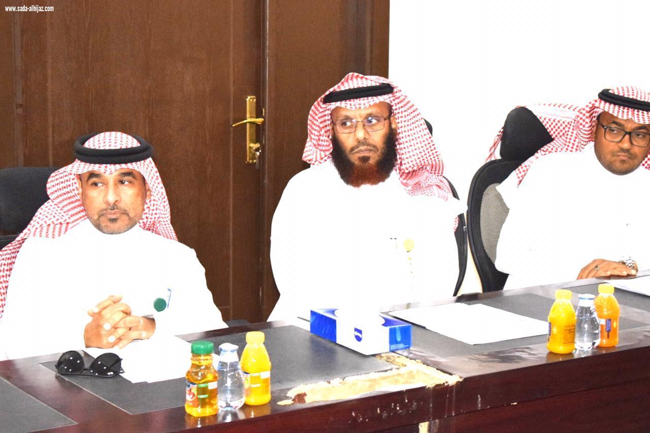 محافظ بيش يرأس إجتماع المجلس المحلي